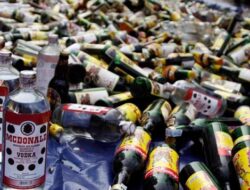 Satpol PP Padang Musnahkan 540 Botol Miras