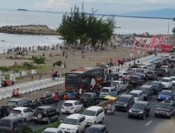 Jelang Lebaran, Tenda Biru Kembali Menjamur di Pantai Padang