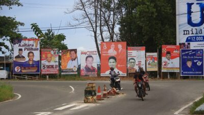 Satpol PP Agam Tertibkan Baliho Caleg Terpasang di Pohon Pelindung
