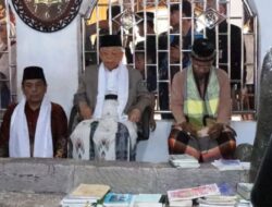 Kiai Ma’ruf Amin Ziarahi Makam Syekh Burhanudin