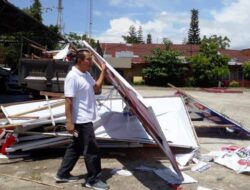 Satpol PP Padang Tertibkan Ratusan APK