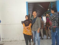 Silih Berganti Sanak Saudara Membezuk Almarhum Robby