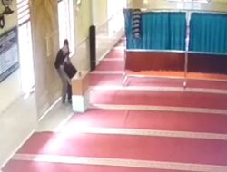 Aksi Pengupakan Kotak  Infak Terekam Camera CCTV