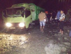 Curah Hujan Tinggi, Longsor Tutup Arus Lalu Lintas Solok-Muara Labuh