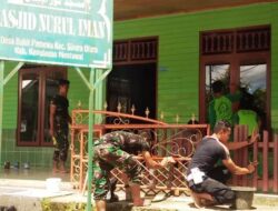 Satgas TMMD dan Polres Mentawai Cat Masjid Nurul Iman