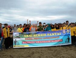 Mahasiswa ITP Bersihkan Pantai Padang dari Sampah Plastik