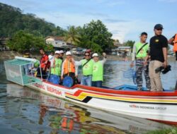 Menjaga Kebersihan Batang Arau Semen Padang Bantu Perahu dan Tong Sampah