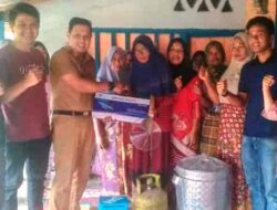 Camat Tanjung Mutiara Serahkan Bantuan Pengolah Ikan 