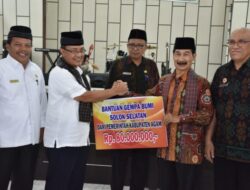 Pemkab Agam Serahkan Bantuan Korban Gempa Solsel