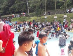 Liburan, Pemandian di Lembah Anai Penuh Sesak