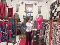 Batik Tanah Liek Tampil Memukau Diajang Indonesia Fashion Week 2019