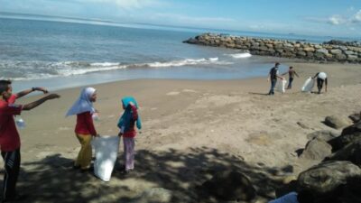 YPY Sumbar Gelar Aksi Bersih Pantai