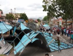 Konstruksi Atap Ruko Rubuh Menutup Jalan Raya Bukittinggi – Payakumbuh