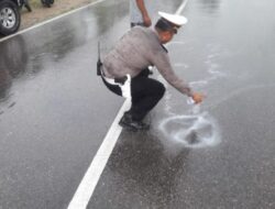 Slip di Jalan Licin, Pengendara Sepeda Motor Dilindas Truk