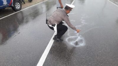 Slip di Jalan Licin, Pengendara Sepeda Motor Dilindas Truk