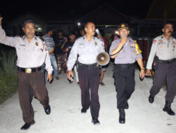Sat Binmas dan Pemuda Bangunkan Warga untuk Sahur