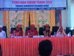 Rekapitulasi Suara, Komisioner KPU Pasbar Pakai Baju Adat