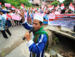 Deklarasi Kemenangan, Relawan Prabowo Sandi Shalat Gaib di KPU Sumbar