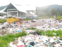 Sampah Berserakan di Terminal Pasar baru Muaralabuh