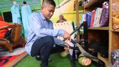Yandi, Anak Muda Padang Panjang Ciptakan Alat Pembelah Kelapa