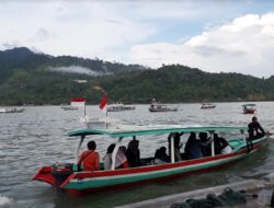 Perahu Penyeberangan di Carocok tanpa Pelampung