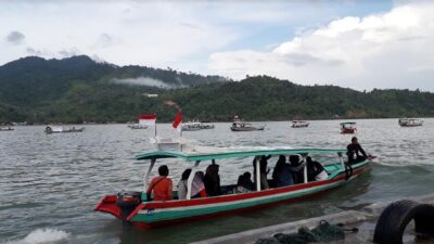 Perahu Penyeberangan di Carocok tanpa Pelampung