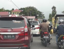 Macet Panjang di Koto Baru Mobil Terbalik di Jalur Altenatif