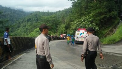 Diduga Rem Blong, Bus Pariwisata Tabrak Truk Tangki Pertamina