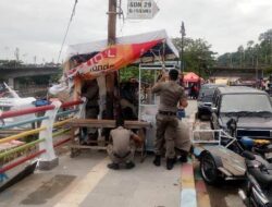 Satpol PP Bongkar Lapak PKL di Batang Arau