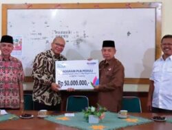Komitmen Terhadap Pendidikan, PLN UIW Sumbar Serahkan Bantuan ke SMPN 1 Padang