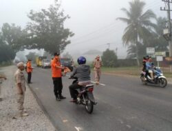 Kabut Tebal Melanda Dharmasraya, BPBD Bagi–bagi Masker