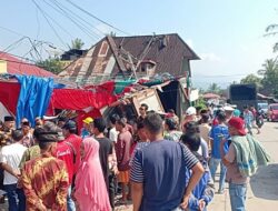 Truk Fuso Seruduk Pesta Baralek di Solok