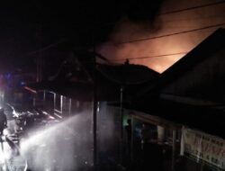 30 Kios di Pasar Kampuang Galapuang Terbakar