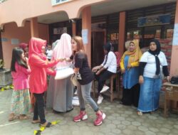 Luar Biasa! Alumni SMP 18 Padang Bagikan 2.000 Karung Beras