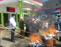 Kejaksaan Negeri Pesisir Selatan Musnahkan Barang Bukti
