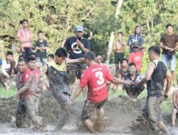 Meriahkan HUT RI, Sepakbola Lumpur Jadi Daya Tarik di Batu Taba