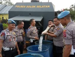 Jajaran Polres Solsel, Salurkan Air Bersih di Kecamatan Sangir Balai Jago