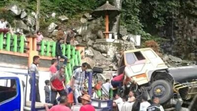 Rem Blong, Truk Tabrak Pagar Pengaman Objek Wisata