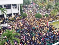 Ribuan Mahasiswa  Demo di DPRD Sumbar