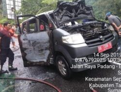 APV Plat Merah Terbakar di Silaiang