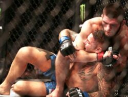 Kalahkan Poirier, Khabib Pertahankan Gelar UFC
