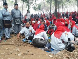 Masyarakat Makan Lesehan bersama Para Raja