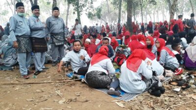 Masyarakat Makan Lesehan bersama Para Raja