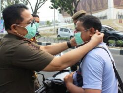 Satpol PP Padang Bagikan Masker
