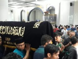 Seribuan Orang Shalatkan Prof. Mestika Zed