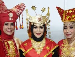 Anggunnya Ny. Dewi Sutan Riska Kenakan Pakaian Adat Dharmasraya