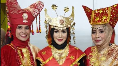 Anggunnya Ny. Dewi Sutan Riska Kenakan Pakaian Adat Dharmasraya