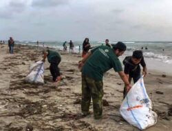 Kelompok Pencinta Lingkungan Green Bamboo Bersihkan Pantai Tiku