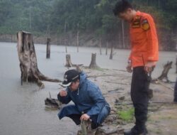 Ini Yang Ditemukan Wabup Saat Telusuri  Aliran Batang Maek yang Tercemar