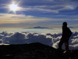 Ribuan Pendaki Nikmati Pergantian Tahun di Gunung Talang